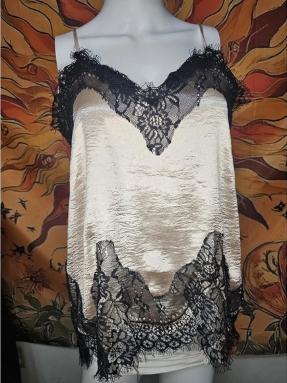 Venus Lace Trim Camisole in Cream & Black Size Large Like New